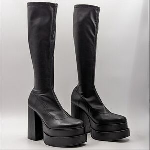 SOLD - Steve Madden Cypress Boots